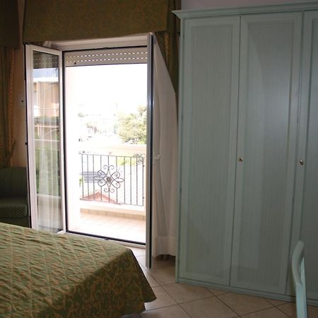 Hotel Residence Veliero Riccione Eksteriør billede