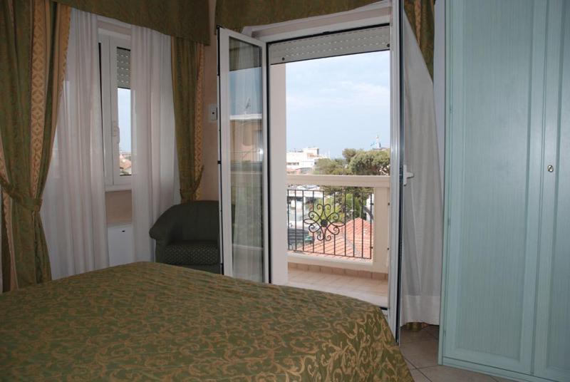 Hotel Residence Veliero Riccione Eksteriør billede